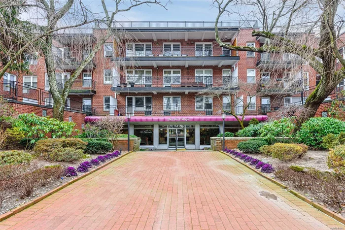 Great Neck. Beautiful 1 Bedroom, 1 Bath Unit Features Granite Counter Tops, New Appliances, Updated Bath & Wood Floors. Laundry On Floor. Very Bright Unit Parking and Near Lirr & Shopping.