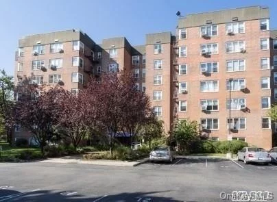 Beautiful Renovated Spacious Sun 1Br W Office Apartment.With Dining Area And Huge Foyer And Lots Of Walk-In Closet. Near All The Shops And Transportation . Sd #26 Maintenance Including All The Utilities.