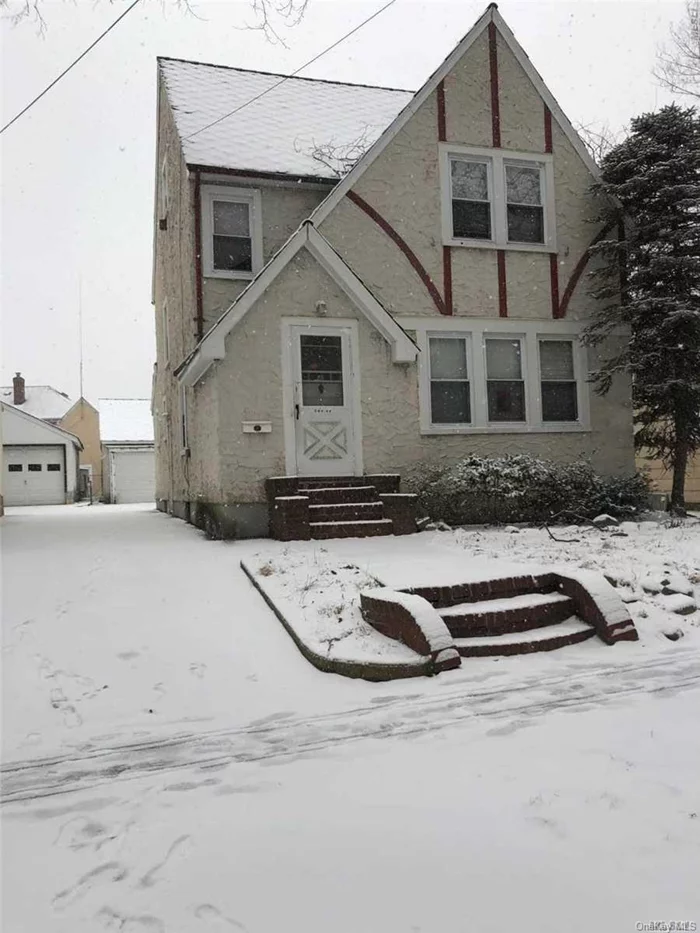 1 Family Stucco House In Briarwood Queens. This Home Features Four Bedrooms 1.5 Bath Plus First Floor Half Bath, Backyard.Garage, Open Basement, Kitchen Has Side Entrance To Backyard. Close To 7 Train And Q60 To Manhattan And Other Buses.