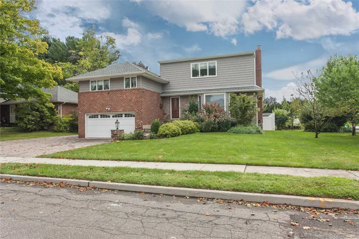 Beautiful Renovated & Expanded 4-5 Year Old Clearview Split W/4 Bdrms & 3.5 Bths. Perfect Mid Block Location. Engineered 4 In Hrdwd Flrs, Cust Millwork, Opn Flr Plan. Lr W/Frplce, New Kit W/Wolf Range & Ovens, Ci, Coffered Ceiling, & Rad Ht. All Bdrms W/Wic. Walk Out Fr & Fab Fin Bsmnt. Ig Sprinklers, French Drain, Alarm, Full House Gen, Paver Patio. 2 Car Gar, Must See! Syosset Schools.