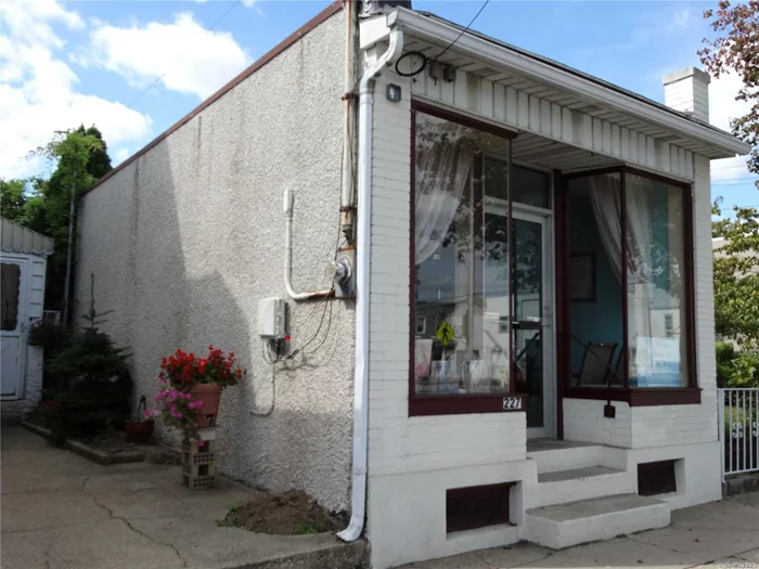 Was Used As A Travel Agency, Insurance Agency, Profession Law Office Was Used For Women&rsquo;s Accessories Also Used As A Beauty Parlor With Plumbing For Sinks. Great Location For A Store/Office. It Has Two Rooms And Half A Bath. Store/Office Is Detached. Mineola School District 10.