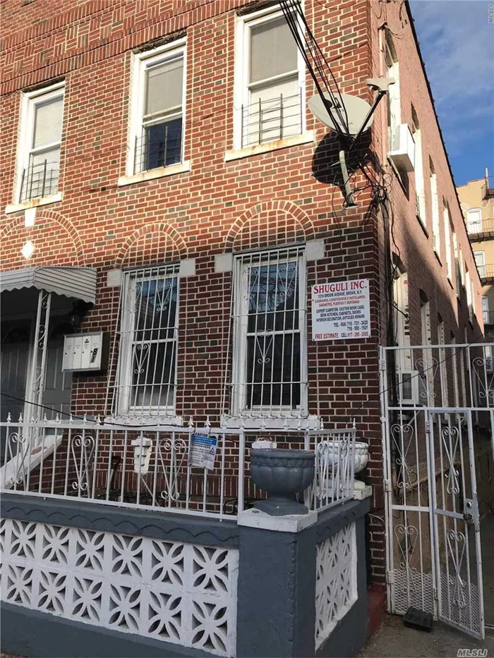 Huge property with tremendous upside located in prime Soundview. 4 bedroom over 4 bedroom over full finished basement. Located walking distance from the train stations and retail. Huge income potential. Will not last.