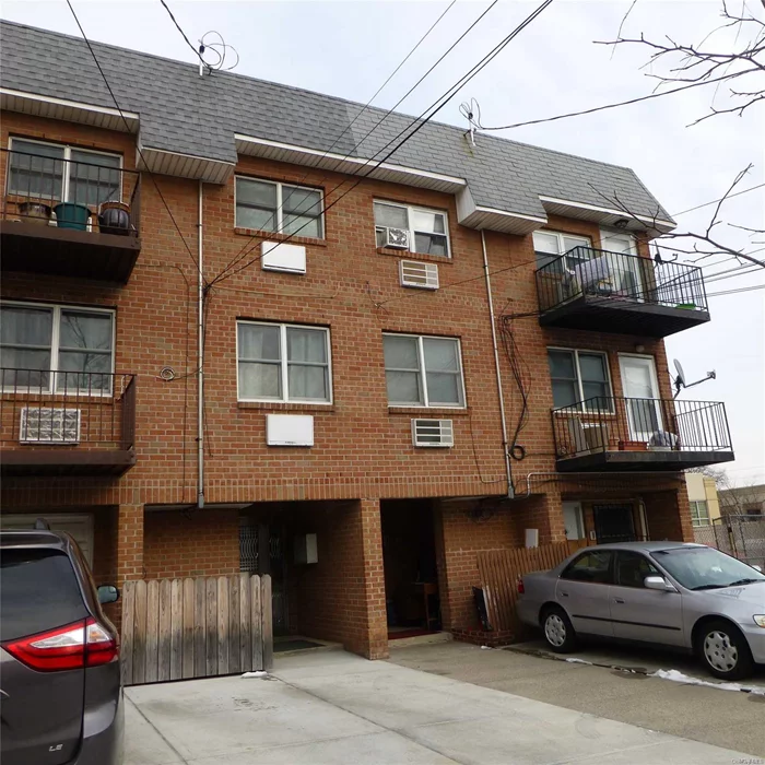 Spacious 1 bedroom unit drenched In sunshine, shiny wood floors, Updated Kitchen with stainless steel appliances, walk in closet, and use of backyard. Close To LIRR,  Shops & Transportation. Near Northern Blvd.