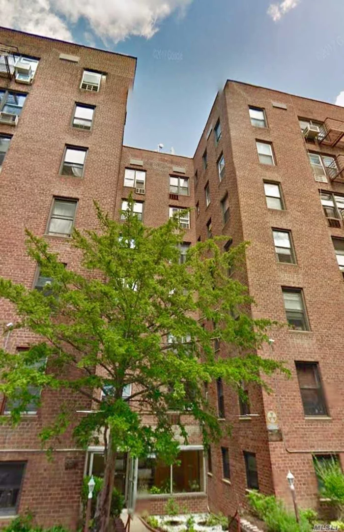 Spacious Studio For Rent In Rego Park. The Unit Features Bright Room, Separate Kitchen, Hardwood Floors Throughout. The Building Is Located Steps To Subway, Buses, Restaurants And Shopping Center.