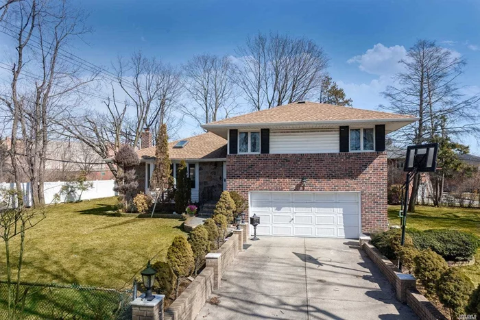 Updated 3 Bedroom, 2.5 Bath Split In The Bird Section Of Woodbury. This Home Offers An Open Floor Plan Which Allows for Great Entertaining. Newer Kitchen, Bath, Roof & Siding 4 Years Young. A Separate Walk Out Family Room. Gas Cooking & Heat. Hardwood Floors & Freshly Painted. Perfect For Professional Use WIth Proper Permits. Fin Bsmt, 2 Car Garage. Syosset SD. Great Value!