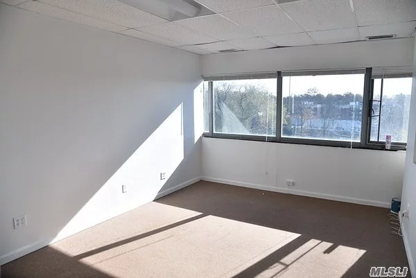 this is a sublease, Two rooms available in Suite 405. Both are $700/Month, but is negotiable if both rooms are taken by same tenant. located very close to the LIRR station, located in downtown Great Neck near many restaurants and other services. utilities included, cable and phone has is the tenant responsibilities