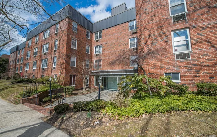 Location Location, Beautiful and Spacious Top Floor 2 Bedroom, 2 Bath With Closets Galore. Updated Kitchen with stainless appliances. Near To All, Lirr, Highways, Buses, Shopping.