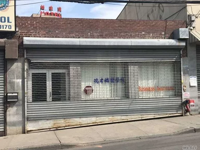 Downtown Flushing 3, 500 Sqft Street Level Store Space With 25 Ft Frontage & Sprinkler System. Excellent For Many Type Of Commercial Use: Food Service, Educational, Financial, Professional Office, Etc. Walking Distance To Main St, #7 Subway Station.& Buses.