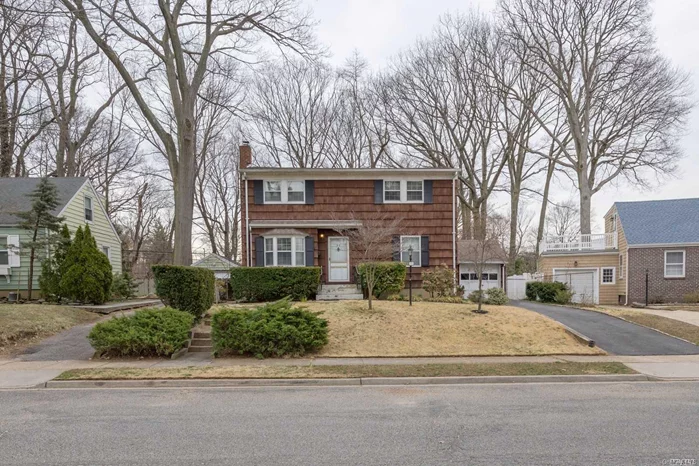 Great Beechwood Lawn Location! Close to beaches, preserve, and schools. 6 large bedrooms, finished basement, Anderson windows, Hardwood floors, large sun lit eat in kitchen with double oven and skylight, garage. Beautiful backyard!