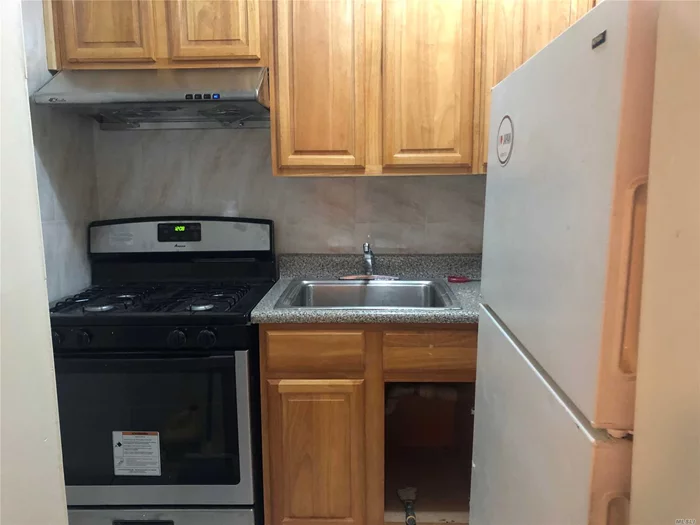 Location! Closed to shopping mall and M & Rtrain station. New updated kitchen and Bathroom. New carpet.