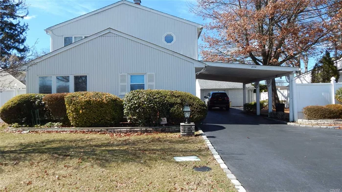 Clean and Bright Colonial house in Syosset Groves, Detached 2 Car Garage, 4-5 Bedrooms, Renovated Eik, Fenced Property