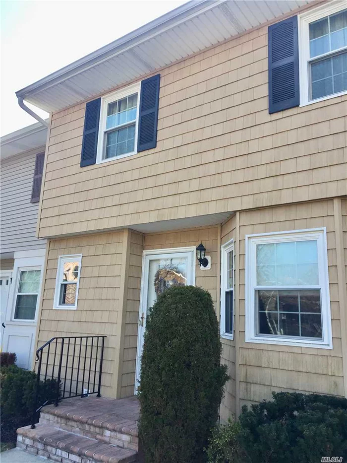 Beautifully designed unit, Large 3BR/2.5bath room, full basement, Country Club Life Style@ Syosset School Dist. Fully Renovated, Bland New Kitchen, Harwood Floor, Large Living W/ Fire Place, Pet Can Be Considering By Owner&rsquo;s Interview...Must See