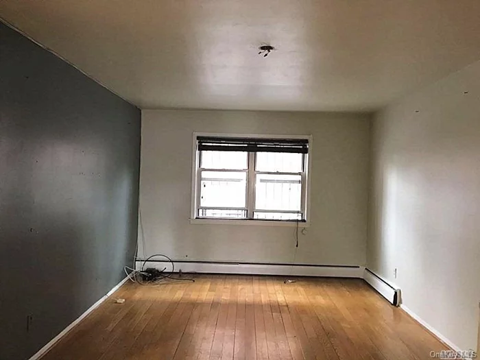 Nice 2 bedrooms 1 bathroom apartment next to Northern Blvd. 25/26 school district with P.S. 31 / IS 025 / Francis Lewis High School. Walk to Q12/Q13/Q76 bus stops. 5 blocks to I-295 and connect to all. Walk distance to Long Island Railroad station. Tenant only pay for electricity.