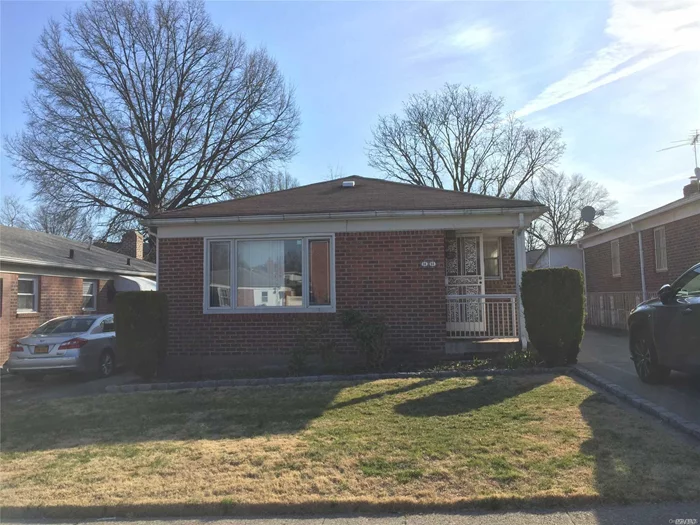 Brick Ranch House In Prime Location In Bayside, School District #26, PS203/MS74/Cardozo High School, Convenient To Bus Q27/Q30/Express Bus To NYC/LIE/Shops And More.