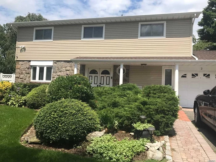 Large 10 Room Splanch, rare model in the heart of West Birchwood. 4 Bedroom and 3 Full Bath. Jericho School District. Includes furniture. Move in Ready!