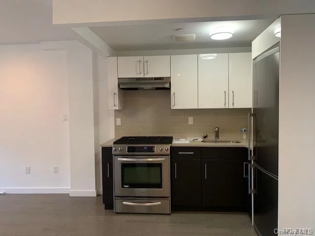 Freshly Painted 2Bedroom/2Full Bath Condo With A Large Terrace. Beautiful Wood Floor And Washer/Dryer In The Unit, Gym. 2 Mins Walk To Bus Stop On Northern Blvd, 3Mins Walk To LIRR And 24Mins To Penn Station.