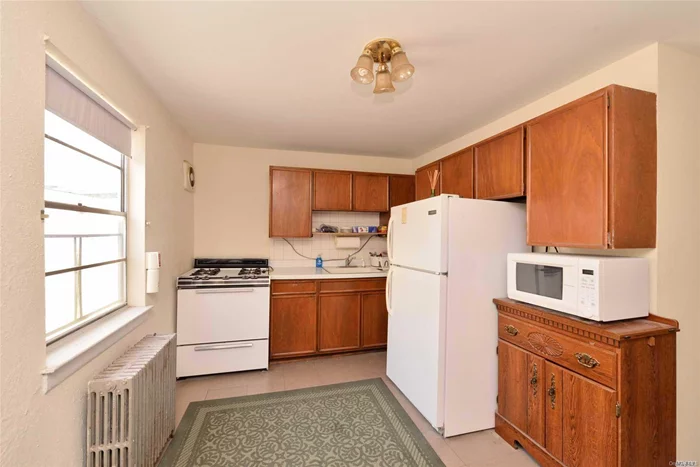 Spacious Apartment on The Second Floor In The Heart of Village Of Roslyn. Close to Shops, Restaurants, Short Walk to LIRR. Freshly Painted, Ready For Occupancy.