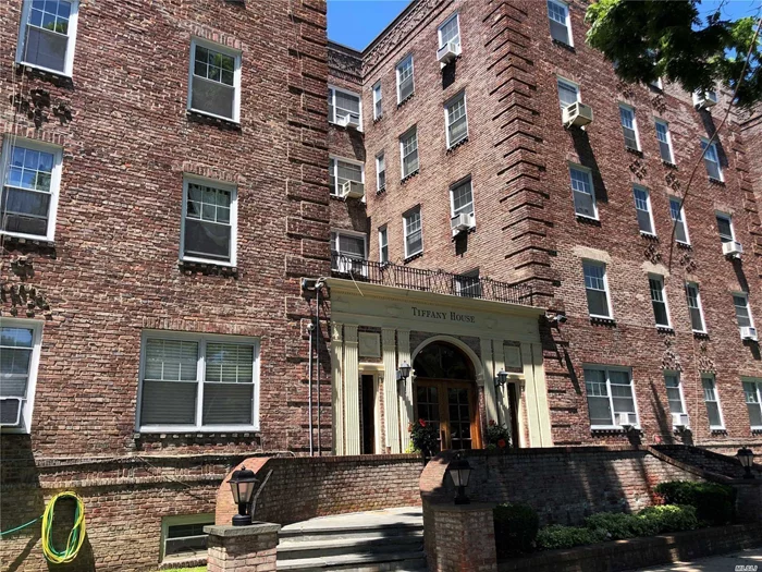 Large 1 Bedroom In Elevator Bldg, Renovated EIK, Large Living Rm/Dining Rm & Bedroom. Full Bath. Washer/Dryer In Basement. Close To Railroad & Shopping.