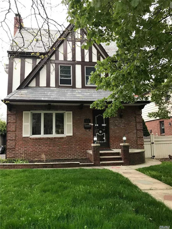 Big new attic, with big Backyard, deck, attic & driveway.Washing machine & Dryer in the basement.Big renovated with bar in the basement.