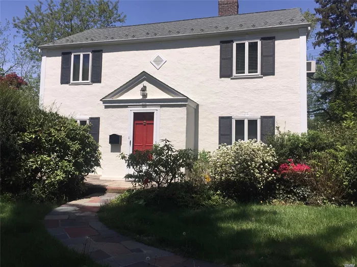 Fit Right In! Center Colonial Whole House Rental In Munsey Park School District! The Landlord is offering a year lease only, he wouldn&rsquo;t mind extending a month or two. The house is spacious with 3 large bedrooms, formal dinning room, EIK, 1 car garage, and a basement for storage with a backyard.