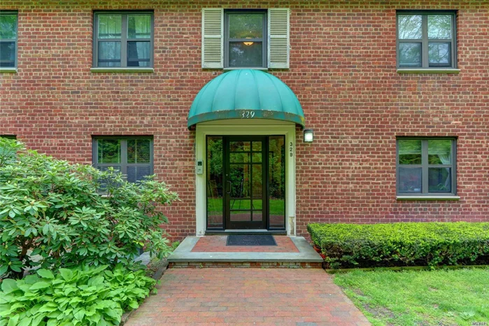 Spacious Large One Bedroom First Floor Co-op In Silver Hill, In The Heart Of Roslyn Village, Hardwood Floors, Crown Molding, Stainless Appliances, Granite Counters, Maintenance Includes Parking, Water, Heat & Taxes.Pet Friendly Small Dog Or Cat! Steps To Roslyn Village & Park, Lirr, Min To Highway!