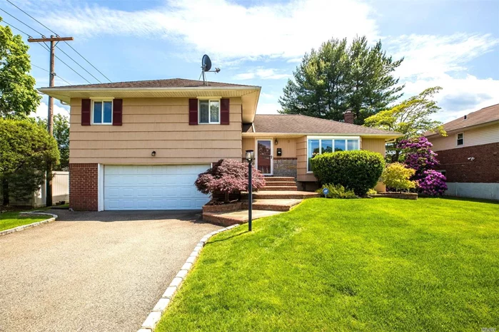 Beautiful split style house in Syosset. This house boasts 4 bedrooms and 3 full bathrooms. Master bedroom w/ensuite. Modern eat in kitchen with SS appliances & granite counters. Family room, attic, office. Full finished basement. Backyard with Deck and patio. Convenient location.