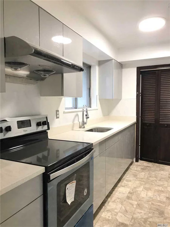 On 2Fl Duplex All Renovated New Wood Floor New Bathroom New Lights, 3 Bedrooms 2 Full Bath Dr Lr Eat-In Kitchen Laundry Room, 1 Parking Sd 26 Near Bus Station Q30 Exp Bus To Midtown