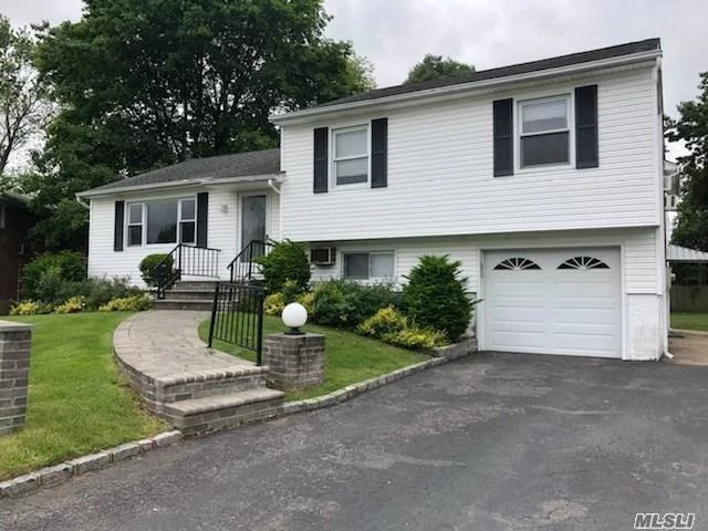 Spacious Split With Hardwood Floors, Freshly Painted & Tiles Grouted, Kitchen And Entry Foyer, Syosset Schools, South Grove Elementary, HBT Middle Schools