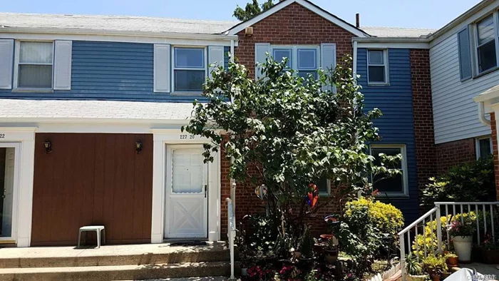 Great Condo in the Desirable Parkridge Development In Oakland Gardens of Bayside*Huge Space w/ 3 Bedrooms*EIK*Formal Dining Room* Shiny Hardwood Flooring Throughout*Close to All Major Roadways*Public Transportation*Shopping*This Unit is Priced To Sell Fast*Must See!