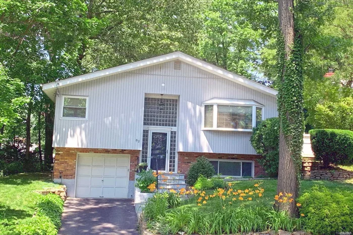 Sun drenched home, w/3 bds, 2 brand new bths. Vaulted ceiling w/skylights in the kitchen, led light thru out, in ground sprinklers.