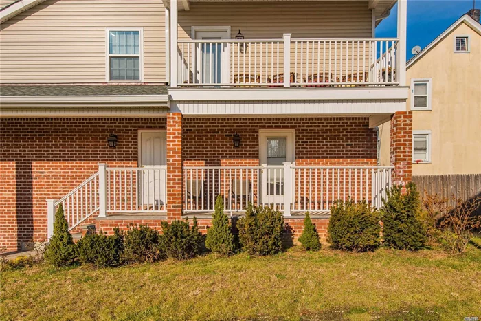 Beautiful sunlit unit with an open floorplan . The unit has a washer/dryer in the unit, a balcony and a private garage. Close to shpooing, dining, beaches, parks, and transportation.