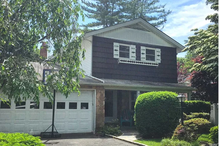 Desirable Soundview Splanch with open floor plan and many extras. Conveniet to Shopping, Park & Pool. Private yard with brick patio. New pilot commuter shuttle to LIRR from Soundview during AM/PM peak train times.