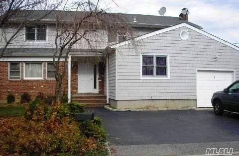 2nd Floor Of House in Quiet Location That Backs Golf Course. EIK W/ Gas Stove. Master Suite W/ Full Bath And 2 Bedrms W/ Full Bath. Easy Walk To LIRR Station And Shops. Syosset Central School District.