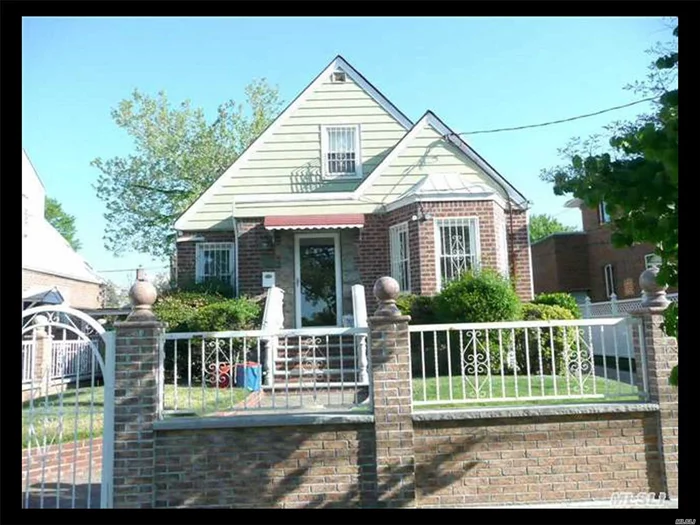 Southern Exposure, Sunny Brick/Frame Detached 4 Bd 2 Ba House For Rent. Eik with Granite Counter Top and Wood Cabinets, Hardwood Floor Throughout, Great Neighborhood, Excellent 26 School District(PS162 JHS74 Francis Lewis High), Walking Distance to Q26, Q30, Close to All.