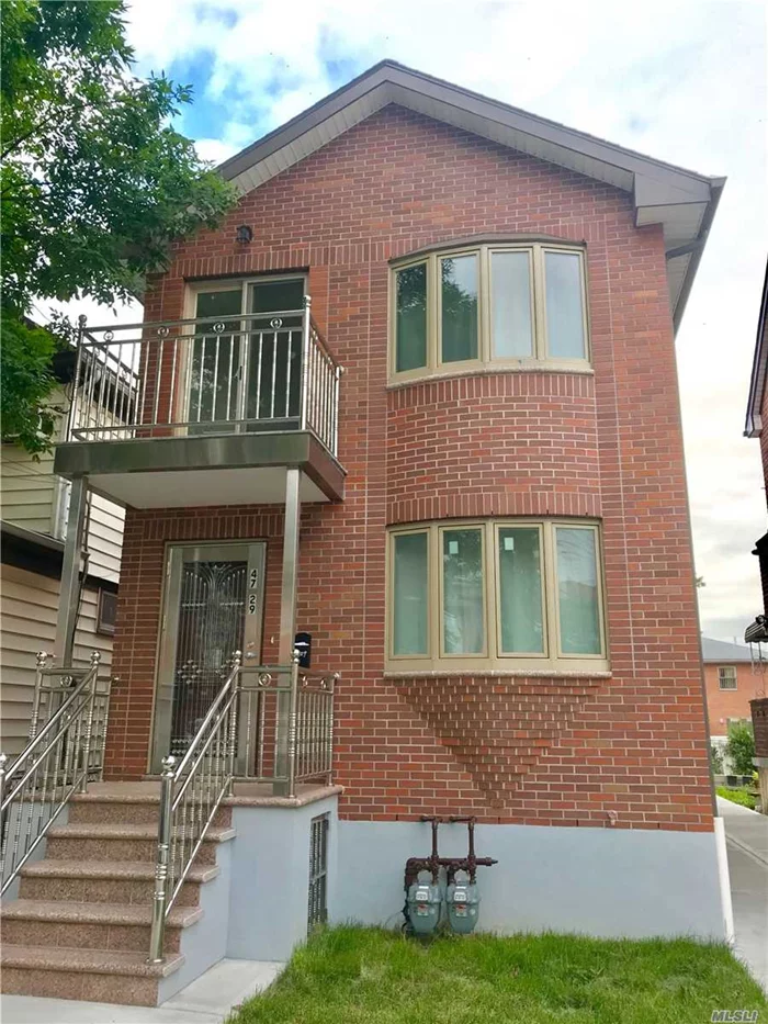 NEWLY BUILT BIRCK HOUSE. SEPARATE ENTRANCE. 3 BED ROOMS 2 FULL BATHS. HARDWOOD CABINET, GRANITE COUNTERTOP, ENGERY EFFICIENT STAINLESS APPLIANCES. FRONT & BACK BALCONY. MINS OF WALK TO SUPERMARKET, KISSENA PARK, BUSES. CLOSE TO QUEENS COLLEGE & I495 EXPRESSWAY. $2400 WATER INCLUDED.