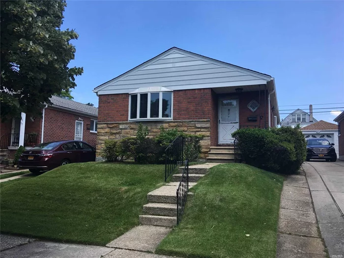 Beautiful Detached Ranch House In Prime Bayside Area. 3 Brs And 2 Bath, Updated Kitchen and Bath. Hardwood Floor Through Out. Near Public Transportation And Major Highway. Close To All!