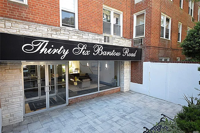 Prime Location, Beautiful Corner One Bedroom/One Bath Apartment in the Heart of Great Neck. Hardwood Floors Throughout Living Room & Dining Room. Updated Bath & EIK. Laundry on Main Level. Very Close Proximity to Great Neck LIRR, Shopping, Dining and Much More!!