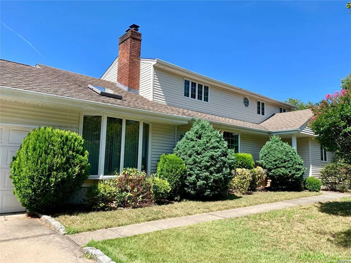 Lots of space and rooms, Hardwood Floors, Heating System, Cac, Vinyl Siding, Newer Roof, Wood Cabinets In Eik, Granite Counters, New French Doors Leading To Deck. Master On Main. Full Finished Basement