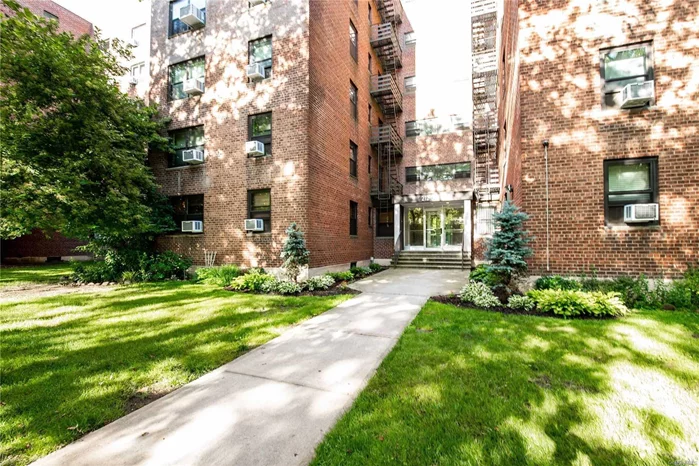 One Bedroom Co Op In Picturesque Windsor Park. Amenities Include Tennis Court, Olympic Size Pool, Indoor And Outdoor Parking. 24Hr Security, Storage And Laundry Rooms On Site. School District 26, Cunningham Park, Conveniently Located To All.