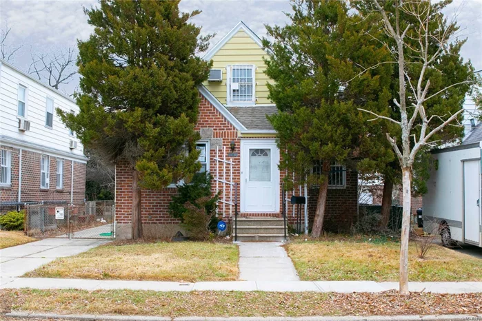 Beautiful Newly Renovated Single Family Brick Home Located At One Of The Most Convenient And Quiet Neighborhoods In Fresh Meadows - Flushing. Minutes Walk Away From Amc Movie Theater. Conveniently Steps Away From Fresh Meadows Shopping Center With Department Stores, Restaurants, Supermarkets And Much More. Less Than One Block Away From Kissena Corridor Park. Close To All Transportations (Buses/Q17, Q26, Q30, Q88) & Easy Access To 495 Expressway. Separate Entrance To The Back Yard And Garage