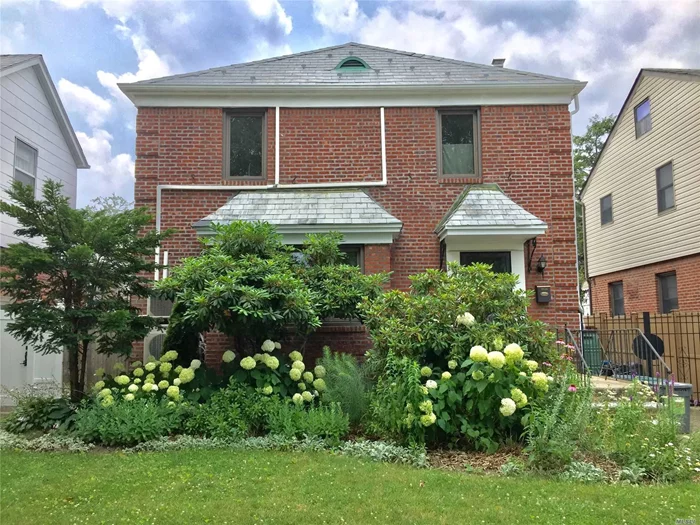 Fully Renovated Beautiful House W 3BR/2.5Bath & Organic Garden, Modern Kitchen, Formal Dining, Edison Windows, AC Separated In Each Room, 3 Heating Zones. The House Is Located In the Center Of FM, Half Block From Cunningham Park (Play Ground & Shakespeare In Park & Tennis Court) & Buses To Manhattan & Flushing. Walking Distance To Shopping, Pharmacy, Library. Blue Ribbon School #216. Closed To Hmart & Fresh Meadow Shopping Center.