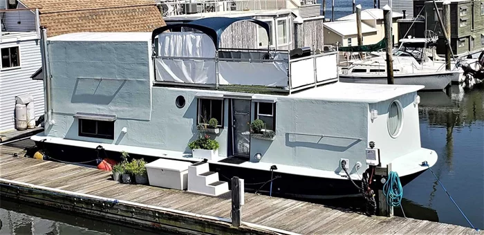 48&rsquo; X 14&rsquo; Chris Craft hull Houseboat built on a sturdy V-Hull. House was built with traditional framing, insulation, sheeting and wrapped in fiberglass. It features one bedroom, a living room, lovely kitchen, full bath and office area. It has washer/dryer, portable A/C unit, plenty of storage space and was recently painted. An amazing upper deck makes it absolutely a fun place to live on the waterfront!! Sold &rsquo;as is&rsquo;. Slip fee $700/month. Cash transaction only!