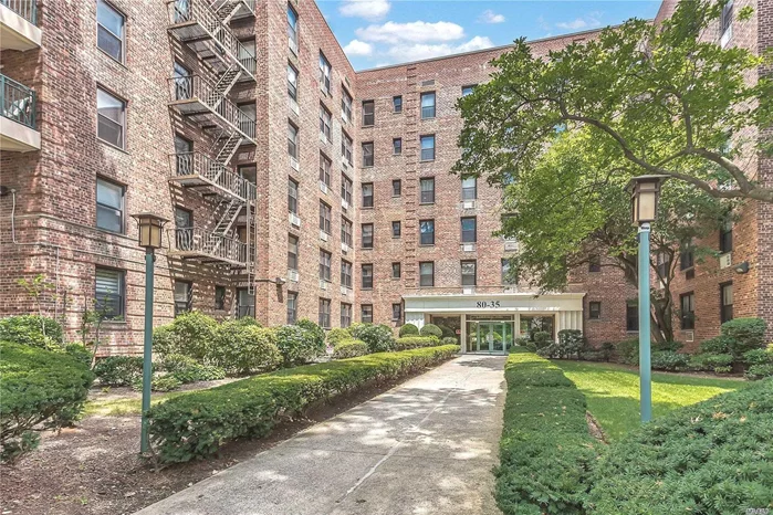 Spacious & bright studio with open views, ample closet space throughout, separate modern windowed kitchen, facing north and east. Near all shopping, restaurants, express buses to Manhattan (QM6/QM36) and Alley Pond Park