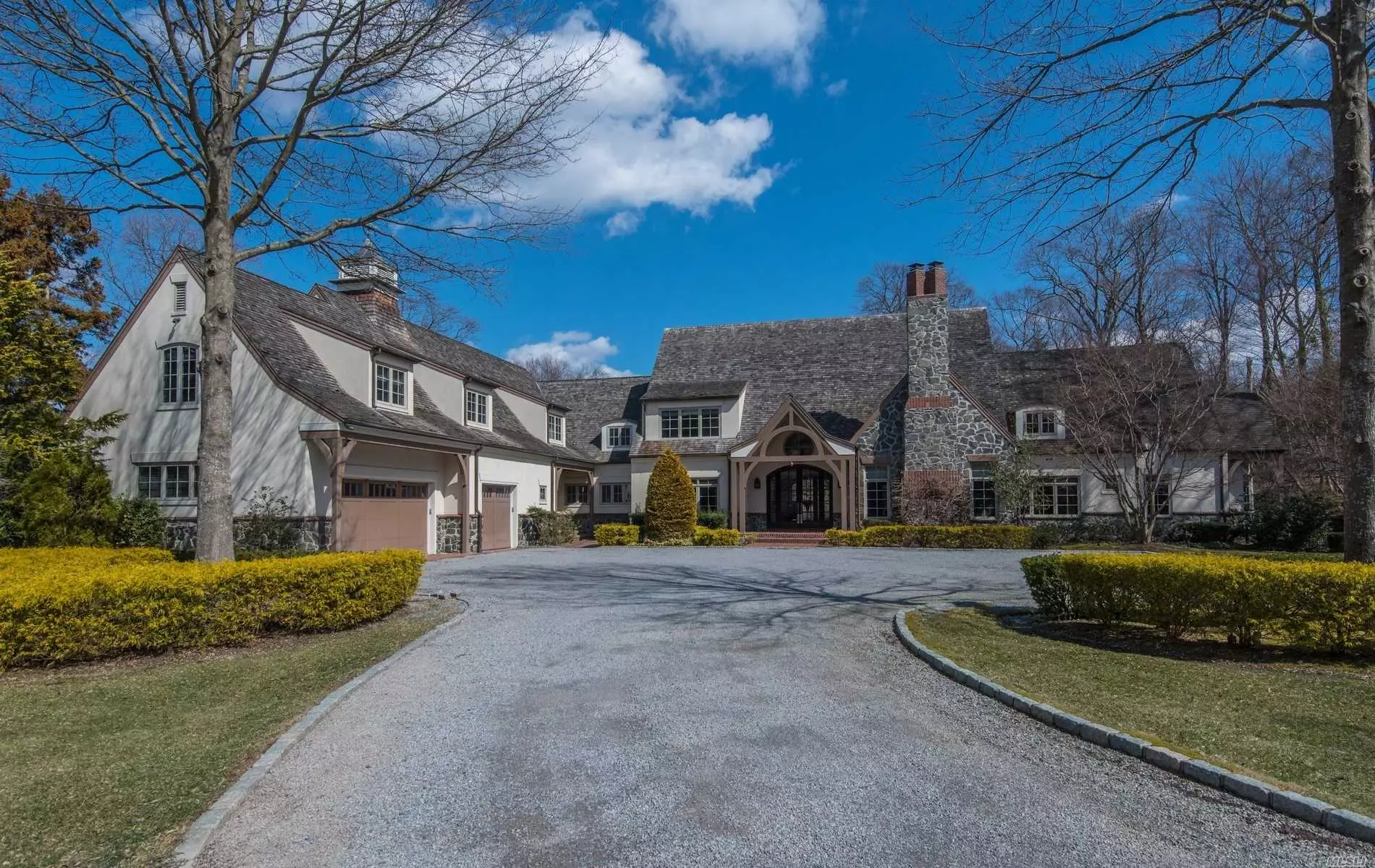 Spectacular opportunity to live in one of Old Westbury&rsquo;s finest gated estates in the most desired section of Round Hill. Oversized rooms with natural light, soaring ceilings and the highest level of workmanship. Boasting 2 Mstr suites, guest wing, pool, & sport court.Close to private schools and country clubs.