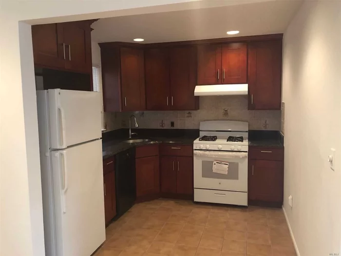 Sunny and Bright Upstairs Duplex 3BR/2BTH recently updated rental with washer and dryer!!!!  Conveniently located 1/2 Block to Northern Blvd (Mcdonalds/711/bus stop) and 3 blocks to Clearview Expressway. This Unit has a brand new Kitchen and has a fresh coat of paint. Available for immediate occupancy