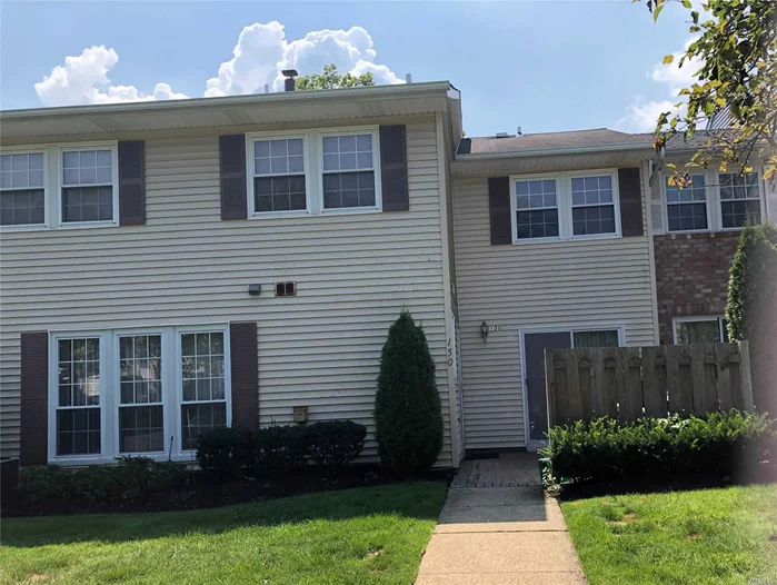 Great opportunity to live in luxurious Woodland Ponds. updated baths, private patio off kitchen. Oversized LR/DR. CAC, High hats throughout.Plentiful parking, pool, tennis, Club house with party room, gym. Syosset Schools