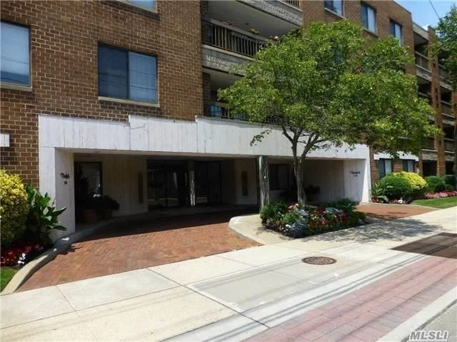 Large 2 Bedroom, 2 Full BathroomApartment in a Luxury Building in Lawrence. Doorman, Elevator Building, Underground Parking, Gym, & Social Room, Washer/Dryer in Apartment, Hardwood Floors, Lots of Closets, Terrace, Close to Railroad, Shopping & Houses of Worship.