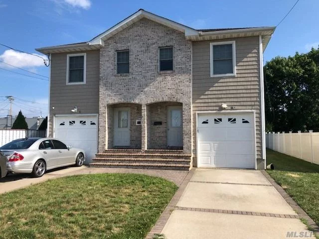 Spacious unit with open layout. Stainless Steal Appliances, Granite counter tops. Jericho Schools. Close to all! Won&rsquo;t last. Available August 15th.