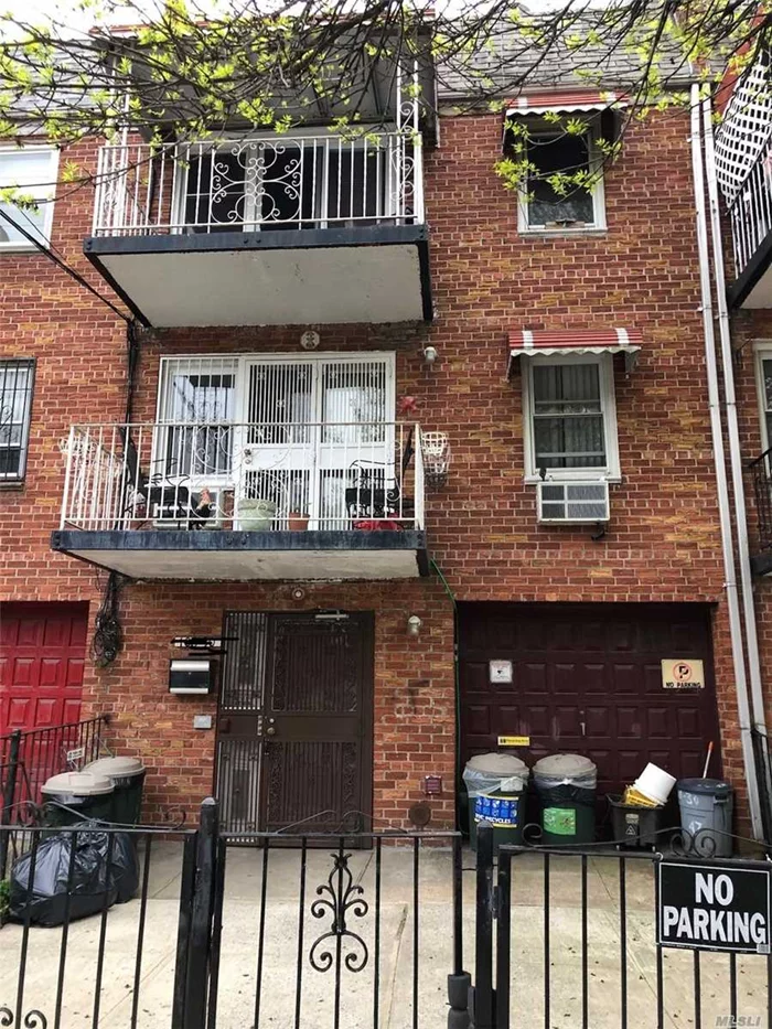 Heard of corona new renovated 2 bedrooms and 1 full bath on the 1ST floor, 5 mins walk to 7 train station, close to 108 st business area, close to school restaurant and convenient store, quick access to LIE 495 major highway.