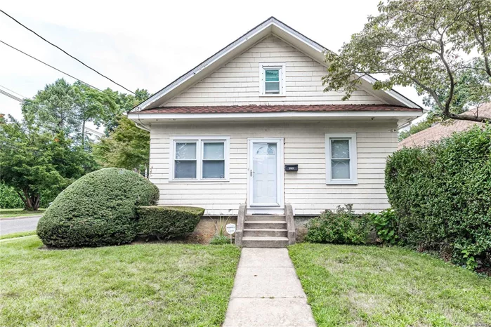 Amazing Updated Whole House Rental With Hgtv Like Finishes. It Features 2 Bedrooms & a 3rd bonus Room, Full Bath, Formal Dining Room, Chef&rsquo;s Kitchen With Granite Countertops, All Hardwood Floors,  Lots Of Closets Space And A Large Backyard. Close To Lirr, Shopping, And Restaurants.